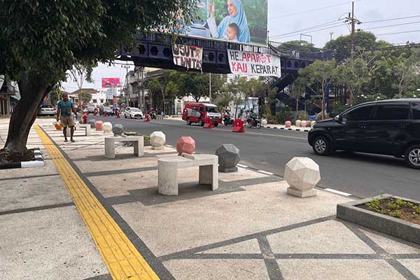 Tampak sejumlah kursi sanitair dan bollard yang sudah terpasang di pedestrian zona tiga Kayutangan. (bim) -