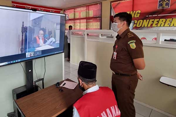 Terdakwa Dasuki mendengarkan pembacaan putusan hakim Pengadilan Negeri Malang secara daring. (ist) - Pengganda Uang Asal Kota Batu Divonis 2 Tahun 6 Bulan Bui Oleh Majelis Hakim