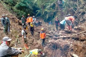 tim terpadu yang berusaha membongkar bendungan alam penyebab banjir bandang