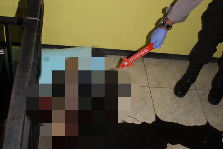 tubuh suwanto tergeletak di lantai rumahnya