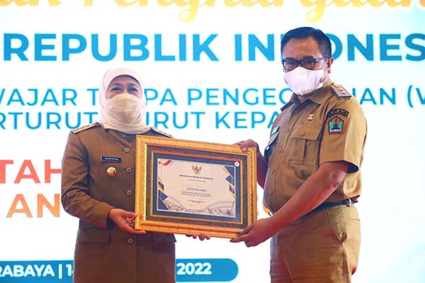 Wakil Wali Kota Malang, Ir Sofyan Edi Jarwoko, saat menerima penghargaan 11 kali WTP dari Menkeu RI melalui Gubernur Khofifah. (ist) - 11 Kali Menyandang Opini WTP, Pemkot Malang Raih Penghargaan dari Menkeu RI