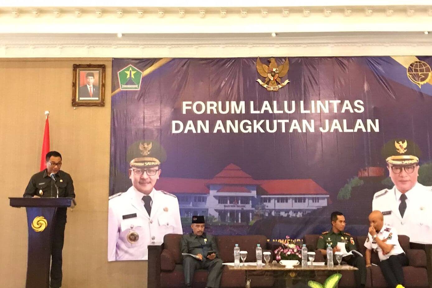 wakil wali kota malang sofyan edi jarwoko saat memberikan arahan dalam rakor forum lalin