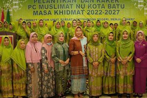 Wali Kota Batu, Dewanti Rumpoko bersama Pengurus PC Muslimat NU Kota Batu. (ist) - Muslimat NU Batu Siap Berisinergi Membangun Negeri dan Menjaga NKRI