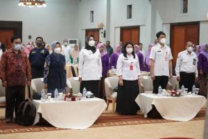 wali kota batu dewanti rumpoko hadir di pembekalan hukum bagi pekerja sosial