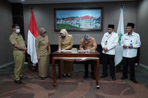 Wali Kota Batu, Dewanti Rumpoko saat mendatangani MoU dengan Kementerian Agama RI. (ist) - Wali Kota Batu Tandatangani MoU PPG PAI Bersama Kemenag RI