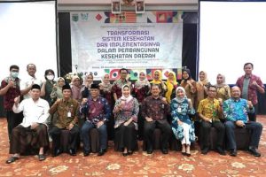 wali kota batu bersama tenaga kesehatan di kota batu