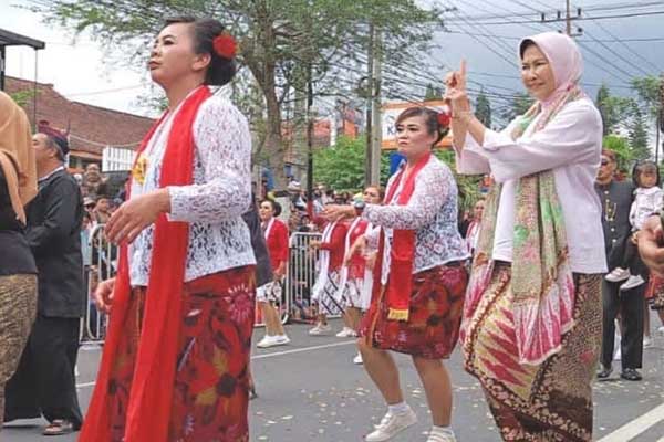 Wali Kota Batu ikut bergabung bersama warga yang menampilkan budaya lokal desanya. (ist) - Batu Art Flower Carnival, Suguhan Parade Mobil Hias dan Budaya Batu