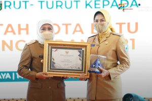 Wali Kota Batu menerima penghargaan WTP tujuh kali berturut-turut dari Gubernur Jatim. (ist) - Kemenkeu RI Ganjar Penghargaan Opini WTP Kali Ketujuh Berturut-turut pada Pemkot Batu
