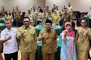 Wali Kota Malang, Sutiaji, bersama Ketua Komda Lansia Kota Malang, Sofyan Edi Jarwoko, usai mengikuti Rakorda Kota Ramah Lansia. (bim) - Dorong Kota Malang Ramah Lansia, Wali Kota Sutiaji Sebutkan Tiga Hal Penting