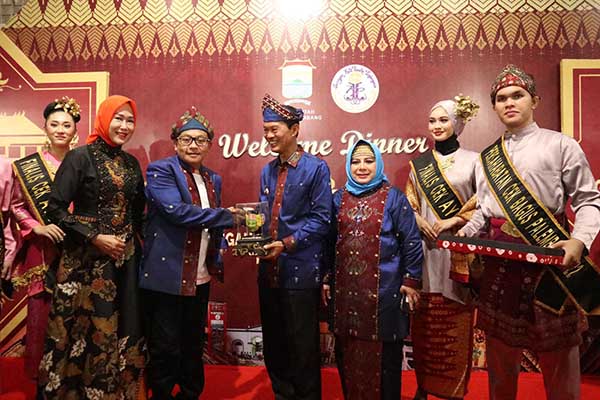 Wali Kota Malang, Sutiaji, didamping Ketua TP PKKK Kota Malang, Widayati Sutiaji, saat menghadiri Rakernas IX JKPI. (ist) - Wali Kota Sutiaji Usung Spirit Malang City Haritage di Rakernas IX JKPI