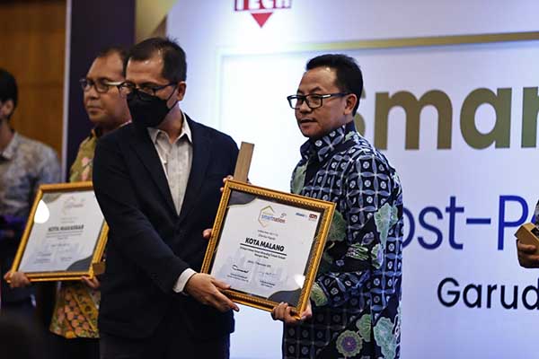 Wali Kota Malang, Sutiaji, saat menerima penghargaan Smart Branding ISNA 2022. (ist) - Melalui Inovasi Smart City, Kota Malang Raih Penghargaan Smart Branding ISNA 2022