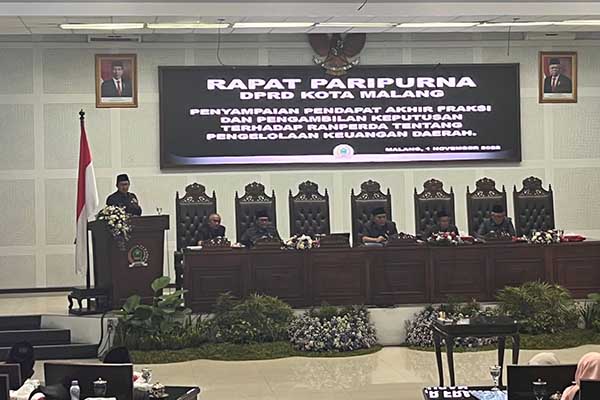 Wali Kota Malang, Sutiaji, saat menyampaikan Pendapat Akhir Wali Kota dalam Rapat Paripurna. (bim) - DPRD Kota Malang Sepakati Ranperda Tentang Pengelolaan Keuangan Daerah