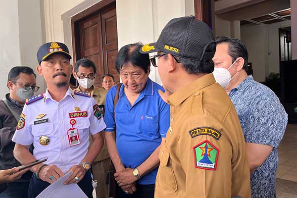Wali Kota Malang, bersama Kadishub Kota Malang dengan pemilik lahan, saat konferensi pers. (bim) - Tunda Transaksi Lahan Parkir Kayutangan, Pemkot Malang Tunggu Rekomendasi KPK
