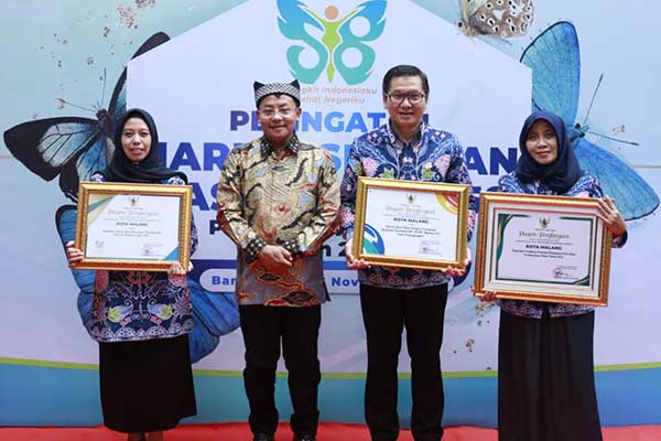 Wali Kota Malang bersama Kepala Dinas Kesehatan, beserta jajarannya dengan penghargaan yang diterima. (ist) - Puncak Peringatan HKN ke-58, Kota Malang Borong Tiga Penghargaan Bidang Kesehatan