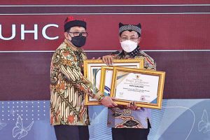 Wali Kota Malang menerima 3 (tiga) penghargaan sekaligus dari Sekda Prov Jatim. (ist) - Puncak Peringatan HKN ke-58, Kota Malang Borong Tiga Penghargaan Bidang Kesehatan