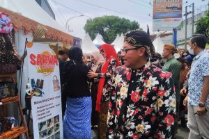 walik kota malang sutiaji tengah meninjau stan umkm