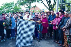 Wawali Batu bersama Lurah Sisir Lepas Peserta Uklam "Uklam Funny". (ist) - Selamatan Warga Sisir, Wawali Lepas Peserta "Uklam Uklam Funny"