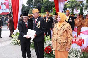 Wawali Batu serahkan bantuan kepada Veteran dalam momen Hari Pahlawan. (ist) - Wawali Batu Ajak Teladani Perjuangan Pahlawan