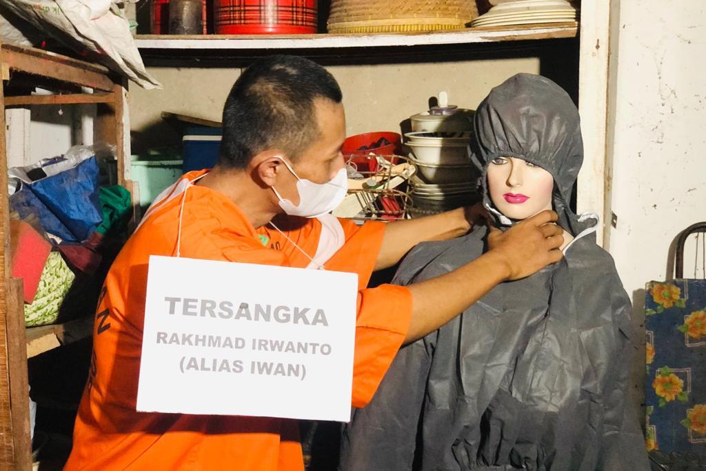 adegan saat tersangka mencekik leher korban