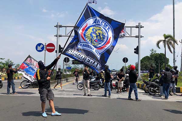 Aksi blokade simpang empat Karanglo atau depan exit tol Singosari. (ws6) - Ratusan Aremania Blokade 135 Menit Simpang Empat Karanglo