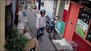 aksi pelaku pencurian motor yang terekam cctv di kota surabaya