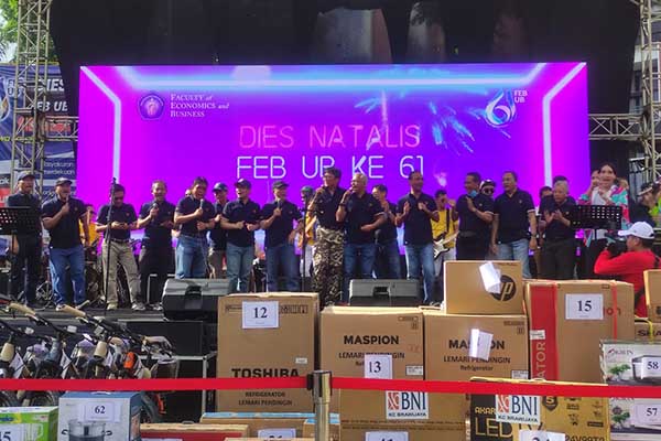 Alumni dan jajaran sivitas akademika UB dan FEB bernyanyi bersama. (rhd) - Dies Natalis ke-61 FEB UB, Ribuan Alumni Reuni