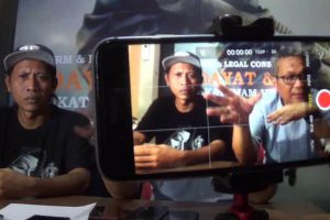 andi athok saat diwawancara awak media
