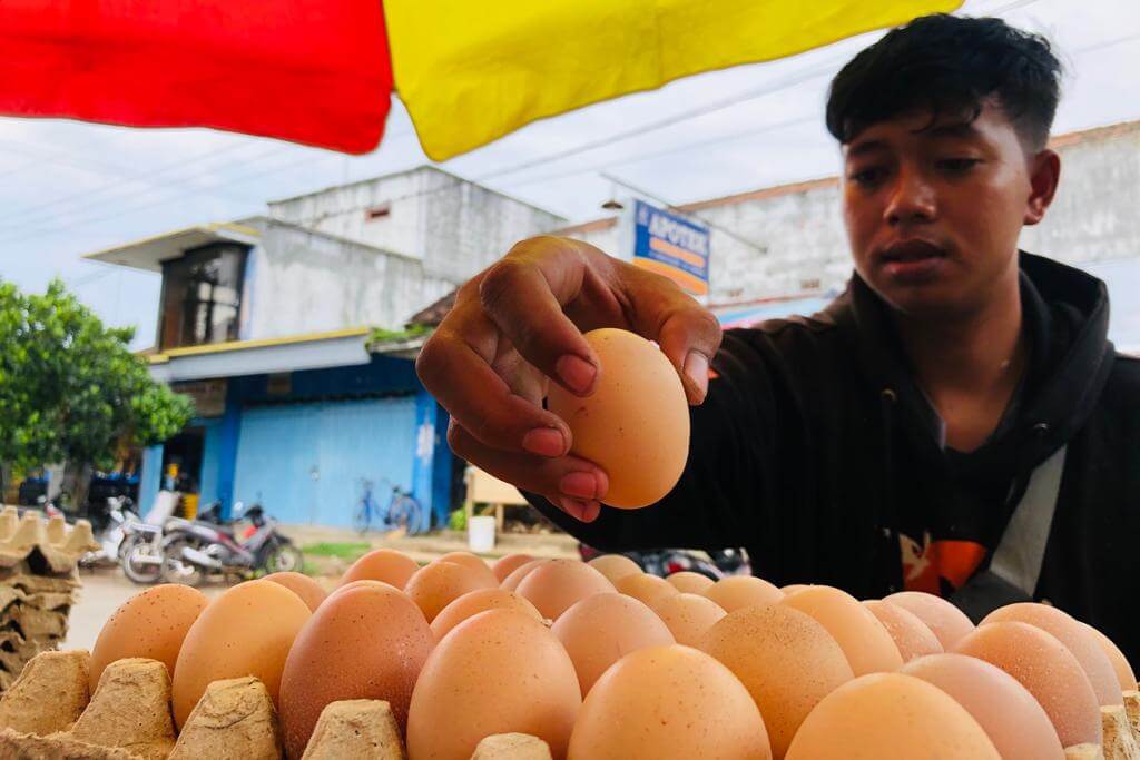 andri sujarwoko saat menata telur dagangannya 1