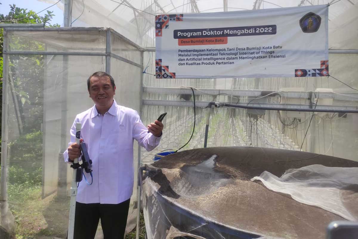 Anggota tim DM UB, Dr Raden Arief Setyawan mencontohkan, implementasi IOT pada greenhouse dalam mengendalikan berbagai parameter. (rhd) - Kolaborasi UB dan P4S Bumiaji, Maksimalkan IOT Penuhi Pasar Nasional Internasional - Kembangkan produk jambu kristal hingga beragam hasil pertanian
