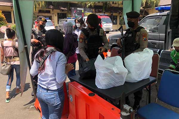 Angota tengah melakukan pengamanan di depan pintu masuk Markas Polresta Malang Kota. (ist) - Polresta Malang Kota Perketat Penjagaan Imbas Bom Bunuh Diri