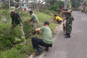 Babinsa Bakalankrajan bersama warga kerja bakti persiapkan kampung bersinar. (ist) - Babinsa Bakalankrajan Bersama Warga Kerja Bakti Persiapkan Kampung Bersinar