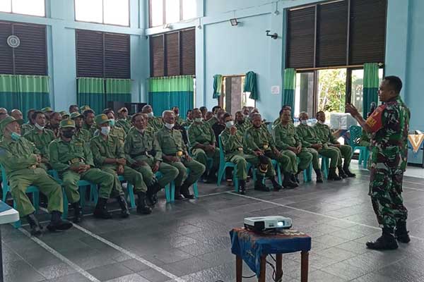 Babinsa Ciptomulyo berikan pelatihan dan pembekalan kepada Linmas. (ist) - Tingkatkan Kapasitas Linmas, Babinsa Ciptomulyo Berikan Pelatihan dan Pembekalan