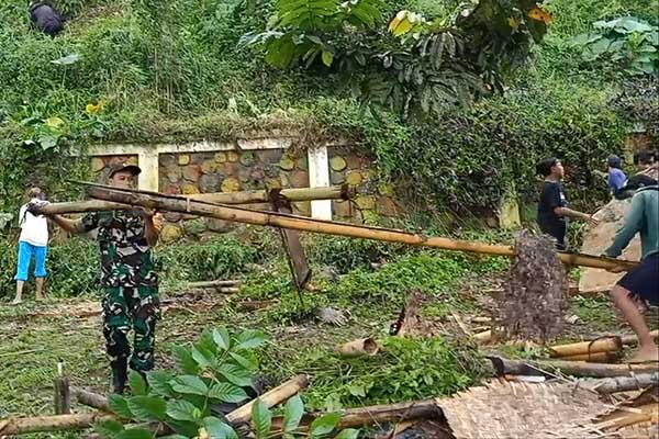 Babinsa Kedungkandang bersama warga kerja bakti bersihkan Kampung Wisata Topeng. (ist) - Babinsa Kedungkandang Bersama Warga Kerja Bakti Bersihkan Kampung Wisata Topeng