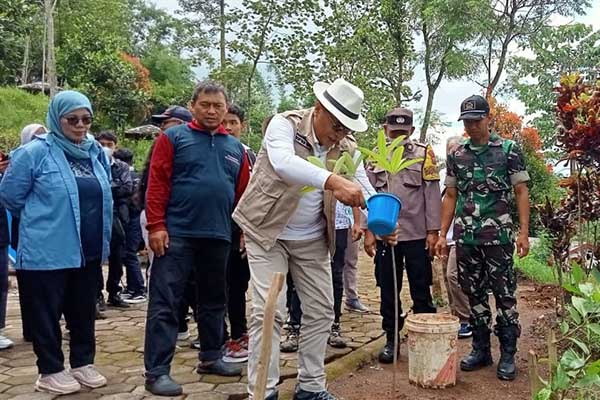 Babinsa Kedungkandang dampingi penanaman pohon pule. (ist) - Babinsa Kedungkandang Dampingi Bansos dan Penanaman Pohon Pule