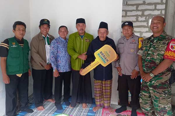 Babinsa Kedungkandang dampingi penyerahan kunci bedah rumah warga Buring. (ist) - Babinsa Kedungkandang Dampingi Penyerahan Kunci Bedah Rumah Warga Buring