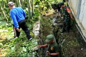 Babinsa, Linmas dan Warga kerja bakti bersihkan lingkungan. (ist) - Peduli Kebersihan, Babinsa, Linmas dan Warga Kerja Bakti Bersihkan Lingkungan