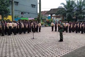 Babinsa Pandanwangi berikan wasbang siswa SMPN 14 Kota Malang. (ist) -