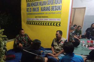 Babinsa Sukun komsos jalin keakraban bersama warga binaan. (ist) - Babinsa Sukun Komsos Jalin Keakraban Bersama Warga Binaan