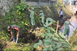 Babinsa bersama Linmas Cemorokandang Sobo Kali bersihkan sungai. (ist) - Antisipasi Banjir, Babinsa Bersama Linmas Cemorokandang Sobo Kali Bersihkan Sungai