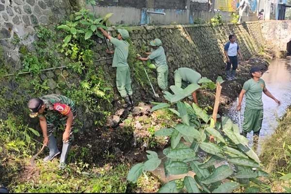 Babinsa bersama Linmas Cemorokandang Sobo Kali bersihkan sungai. (ist) - Antisipasi Banjir, Babinsa Bersama Linmas Cemorokandang Sobo Kali Bersihkan Sungai