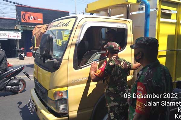 Babinsa jajaran Kodim 0833 terus laksanakan Pos Pam PMK. (ist) - Antisipasi PMK, Babinsa Jajaran Kodim 0833 Terus Laksanakan Pos Pam