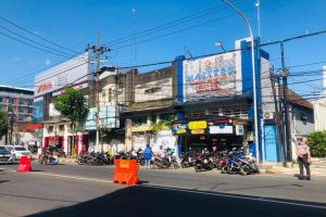 beberapa parkir di pinggiran jalan kayutangan heritage