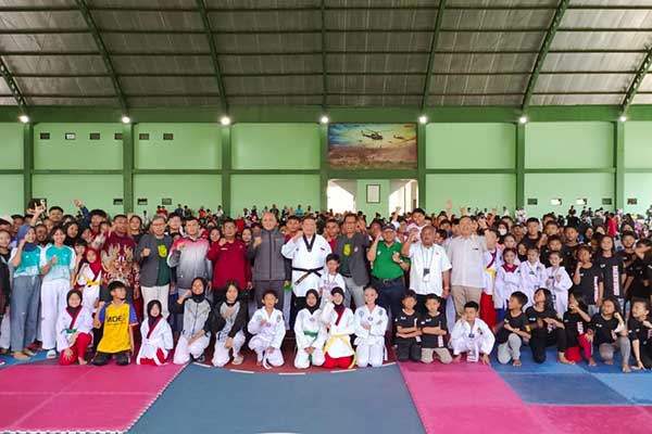 Bersama para atlet dan offisial Kejurprov Taekwondo Jatim II 2022. (ist) - 1.810 Atlet Bertanding dalam Kejurprov Taekwondo Jatim II 2022