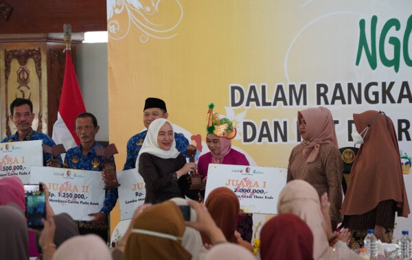 bupati bojonegoro dorong perempuan berperan aktif mendidik anak