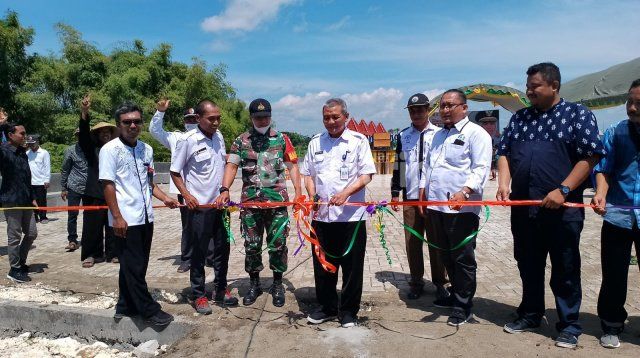 camat gayam aunur rofiq dan forkopimca gayam serta didampingi pihak terkait potong pita tanda resmi dibukanya wisata embung kaligondang desa gayam.