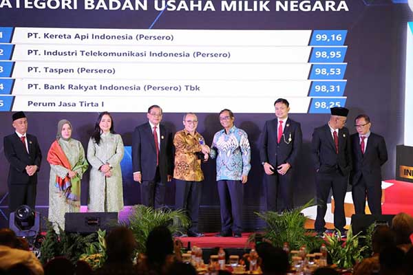 Direktur Utama PJT I, Raymond Valiant Ruritan, menerima penghargaan Anugerah KIP Badan Publik 2022. (ist) - Jasa Tirta I Raih Predikat Informatif Anugerah KIP Badan Publik 2022