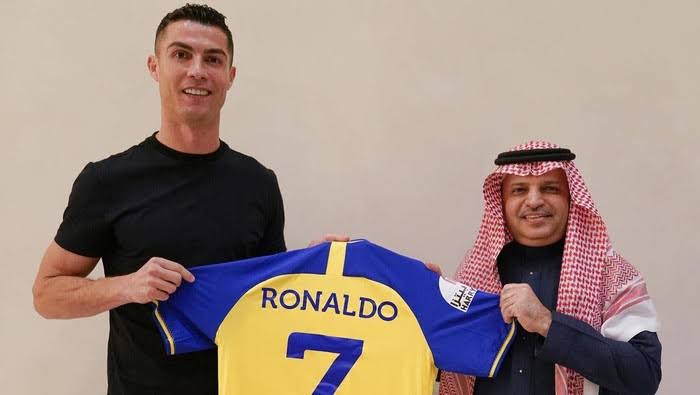 Cristiano Ronaldo dengan klub Al Nassr. (ist) - Cristiano Ronaldo Resmi Pindah ke Klub Arab Saudi Al-Nassr 