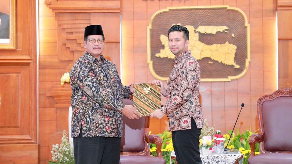 ft penyerahan sk plt bupati bangkalan. (ist) - Ditahan KPK, Khofifah Tunjuk Plt Bupati Bangkalan