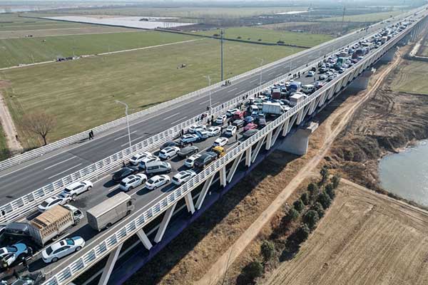 Kecelakaan beruntun di Zhengzhou China. (ist) - Lebih dari 200 Kendaraan Tabrakan Beruntun di China