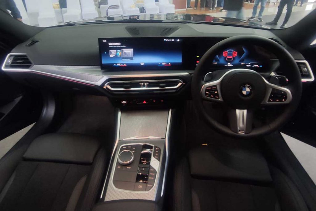 Fitur canggih BMW seri 3 terbaru menambah kenyamanan dan keamanan berkendara. (rhd) - BMW 320i M Sport dan BMW 330i M Sport Pro Hadir di Malang